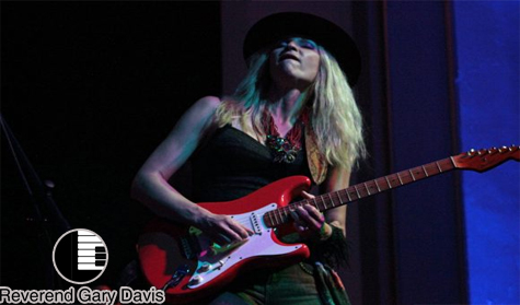 Gitaris Ana Popovic Memberikan Shredding Blues-Rock Khas di Longmont